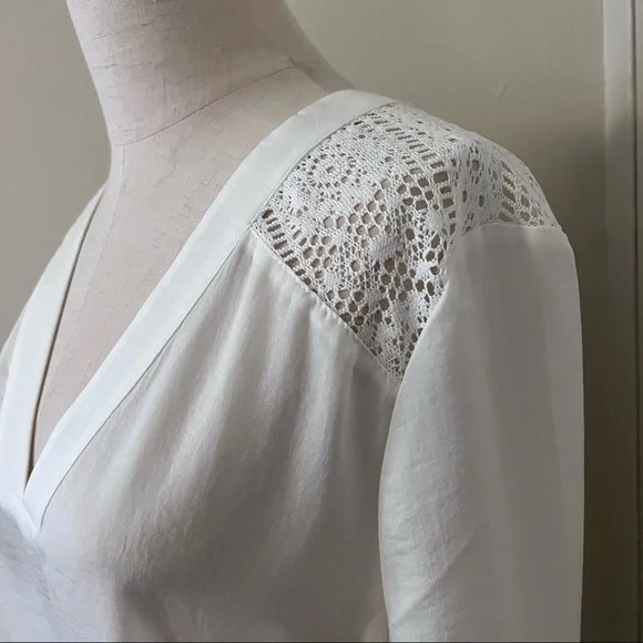 EXPRESS | White blouse top with lace details. Size Medium. - Picture 4 of 5